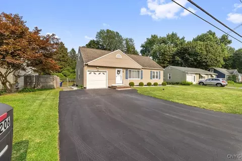 206 Vanida Dr, Camillus, NY 13031