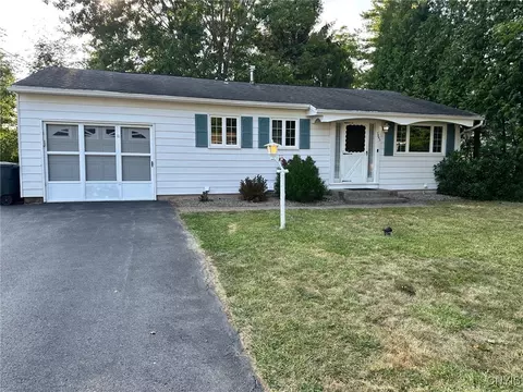 7843 Glenwood Dr N, Liverpool, NY 13090