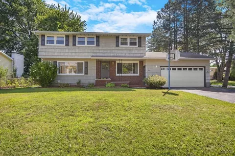 8132 Brookwood Dr, Cicero, NY 13039