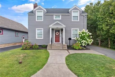 230 Berwick Rd N, Salina, NY 13208