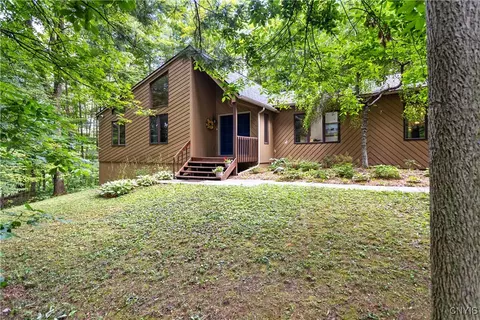 8007 Summerview Dr, Fayetteville, NY 13066