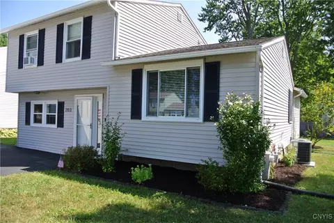203 Windebank Ln, Minoa, NY 13116