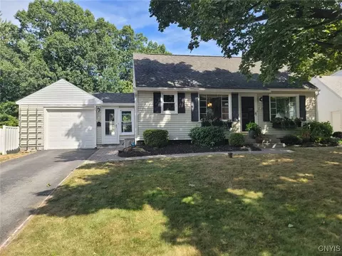 122 Crystal Dr, Syracuse, NY 13212