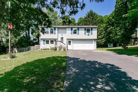 6240 Tobinlea Cir, East Syracuse, NY 13057
