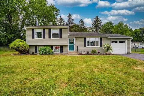 5039 Briarledge Rd, Syracuse, NY 13212