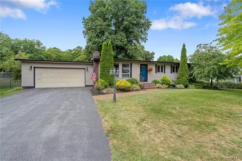 208 Fox Dr, Camillus, NY 13031