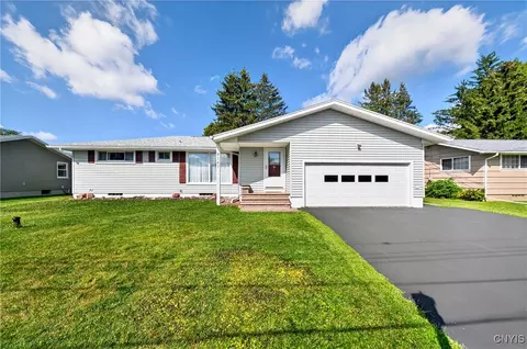 8147 Brookwood Dr, Cicero, NY 13039