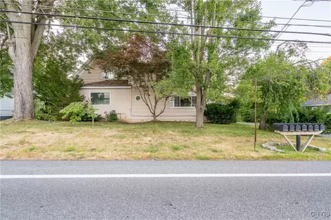 6571 Lakeshore Rd, Cicero, NY 13039