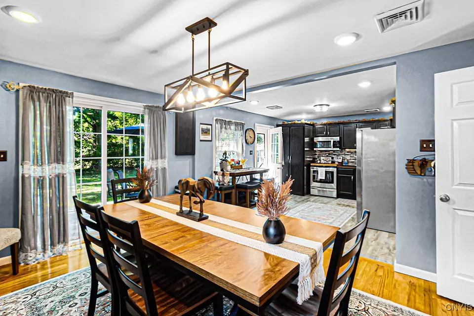 Dining - 417 Richmond Rd, Utica, NY 13502 photo 2 of 4