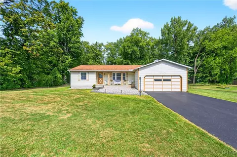 101 Whiskwood Ln, Minoa, NY 13116