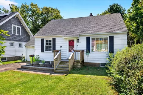 121 W Molloy Rd, Salina, NY 13211