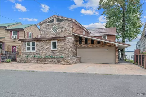 7467 W Murray Dr, Cicero, NY 13039