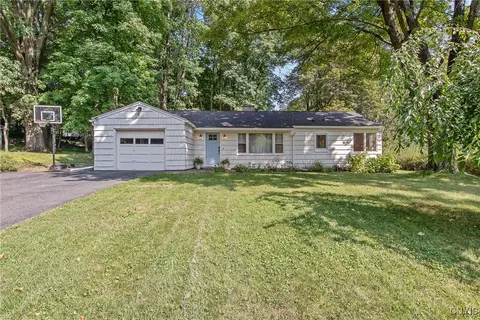 135 Edgemere Ln, Fayetteville, NY 13066