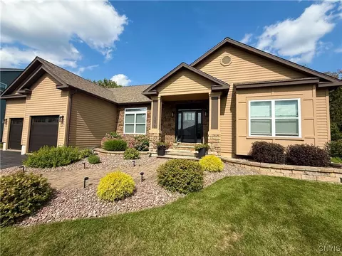 8876 Lombardi Dr, Cicero, NY 13039
