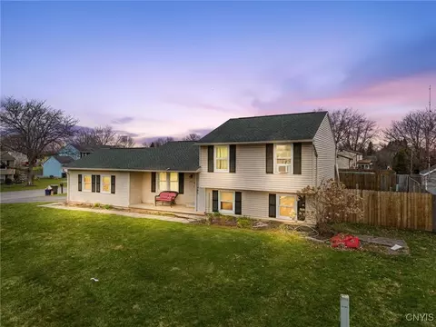 3901 Falcon Ct, Clay, NY 13090