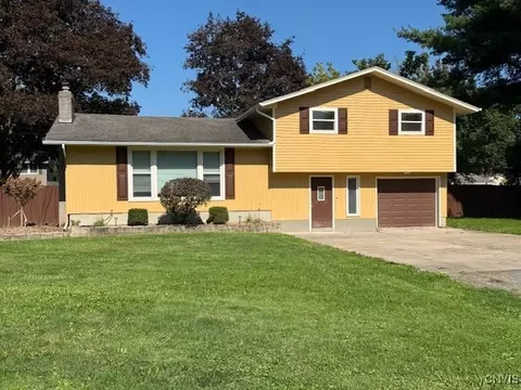 202 Woodspath Rd, Salina, NY 13090
