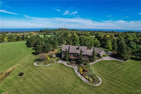 8696 Hale Rd, Manlius, NY 13104
