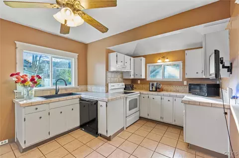 Kitchen - 712 Summit Ave, Syracuse, NY 13207 photo 1 of 3