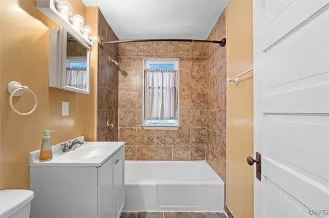 Bath - 712 Summit Ave, Syracuse, NY 13207 photo 2 of 2