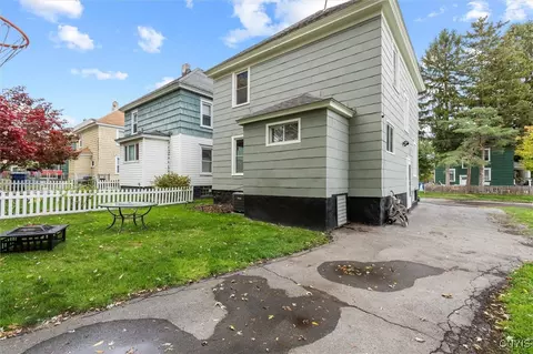 Exterior - 712 Summit Ave, Syracuse, NY 13207 photo 8 of 10