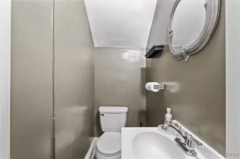 Bath - 712 Summit Ave, Syracuse, NY 13207 photo 1 of 2