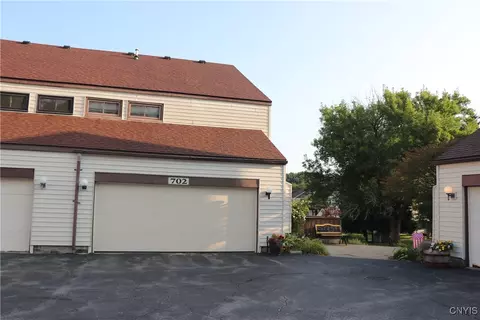 702 Woburn Dr, Camillus, NY 13031