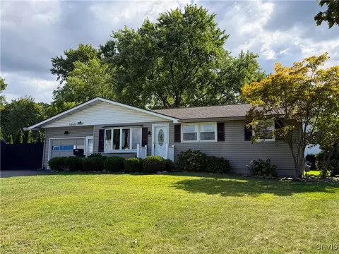 4848 Juneway Dr S, Salina, NY 13088