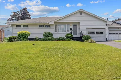 113 Bellshire Ln, Syracuse, NY 13208