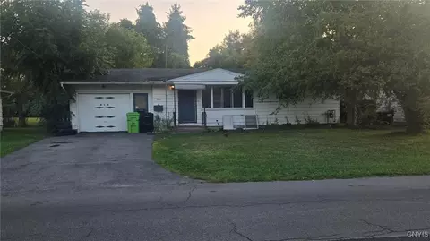 213 Sunflower Dr, Salina, NY 13088