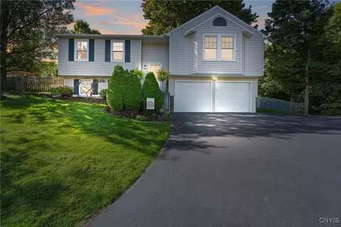 113 Vantage Dr, Camillus, NY 13031