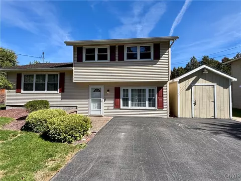 7658 Clover Rd, Syracuse, NY 13212