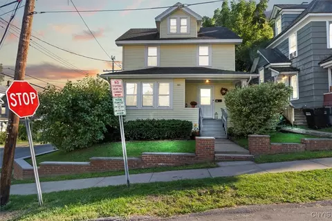 101 Charmouth Dr, Syracuse, NY 13207