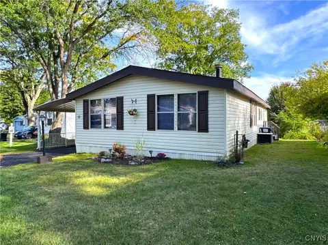 13 Northwood Cir, New Hartford, NY 13413