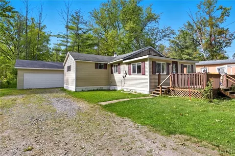 9175 Briggs Bay Rd, Lenox, NY 13032