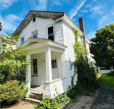 81 E 5th St, Oswego, NY 13126