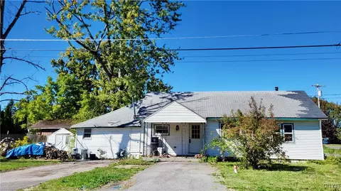 7438 Lakeshore Rd, Cicero, NY 13039