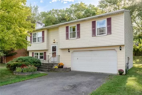 6271 Tobinlea Cir, East Syracuse, NY 13057