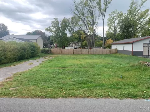 94 E Oneida St, Lysander, NY 13027