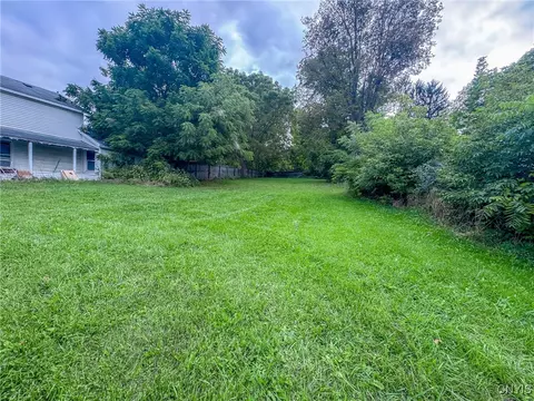 90 N Division St, Auburn, NY 13021
