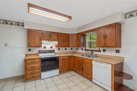 Kitchen - 160 Dutch Rd, Central Square, NY 13036 photo 2 of 8