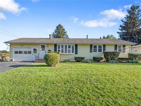 308 Chestnut Heights Dr, Salina, NY 13088