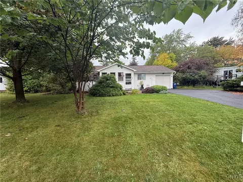 3 Farview Cir, Camillus, NY 13031