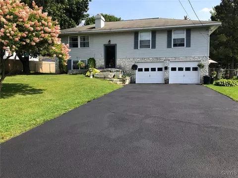 516 Woodburne Dr, Utica, NY 13502