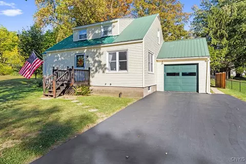 22 Macarthur Rd, Lysander, NY 13027