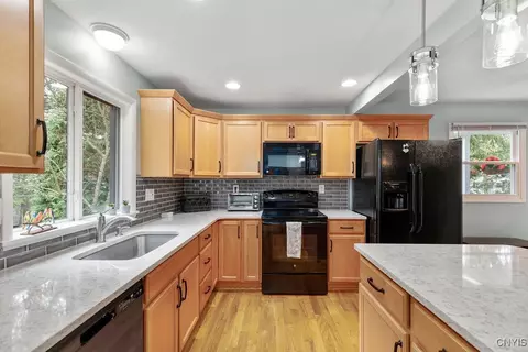 39 Brooks Pl, Lysander, NY 13027 photo 9