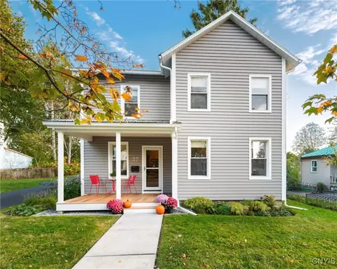 37 W Elizabeth St, Skaneateles, NY 13152