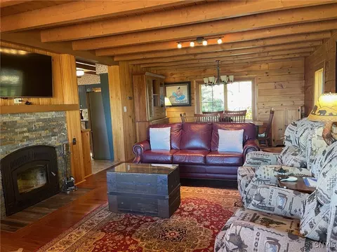 Living - 1476 Crescent Ave, Oneida, NY 13421 photo 3 of 4