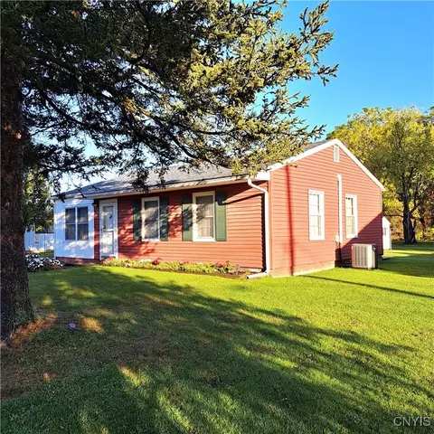 208 Maple Dr, Oneida, NY 13421