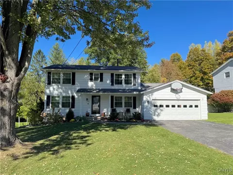 4590 Red Fox Dr, Manlius, NY 13104