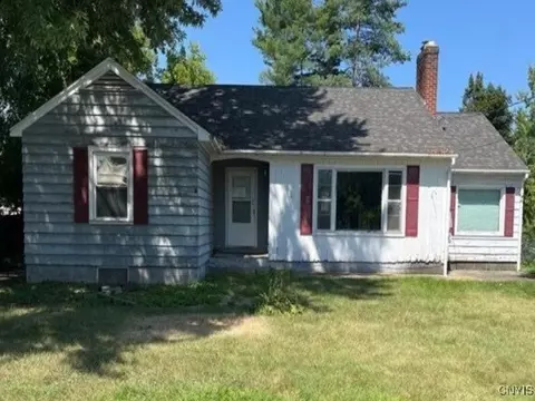 7 River St, Morrisonville, NY 12962